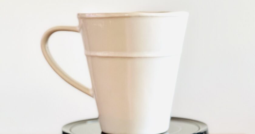 マグカップを温かいまま机に置いておける保温プレート『カップウォーマー』